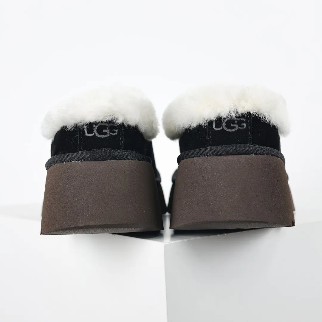 Pick up locally 💰560 Core recommended good price It is a very suitable choice for home use. In recent years, uug has launched a series of styles, which are partially geared towards the preferences of young consumers and have also moved to the forefront of fashion trends. Shoe body material: water-repellent coated suede upper, 17 mm UGGPURE™ implantable wool insole, lightweight non-slip and comfortable rubber outsole, with brand LOGO and trademark, with full packaging Size: 35 36 37 38 39 40